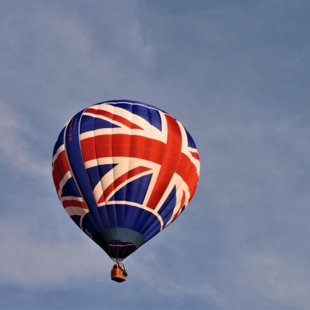 Ein Heißluftballon, bedruckt mit dem Union Jack, vor blauen Himmel. 