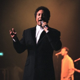 Sänger Tom Jones auf der Bühne
