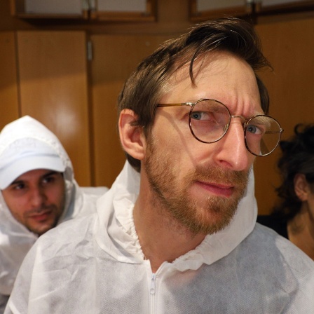 Benjamin Radjaipour, Hendrik von Bültzingslöwen und Leila Abdullah (v.l.) bei Aufnahmen zum Hörspiel "Der Ausbruch" von Jutta Profijt im MDR-Hörspielstudio, Juni 2021