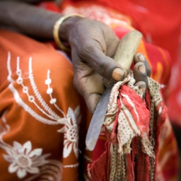 Der Weg zurück zur körperlichen Unversehrtheit - Doku über die Folgen weiblicher Genitalverstümmelung