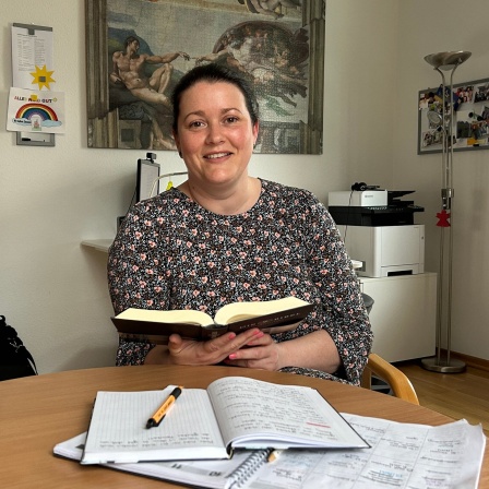 Pfarrerin Katharina Westrich an ihrem Schreibtisch