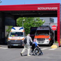 Rettungswagen stehen an der Notaufnahme der Medizinischen Hochschule Hannover MHH.