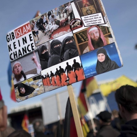 Demonstranten mit Plakat "Gib Islam Keine Chance".
