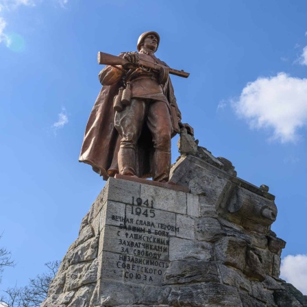 Bronzeskulptur eines Soldaten der Roten Armee