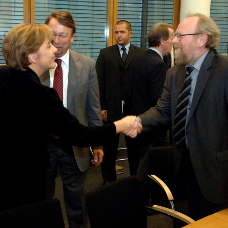 Die CDU-Vorsitzende Angela Merkel (l) begrüßt am (24.10.2005 im Konrad-Adenauer-Haus in Berlin Bundestagsvizepräsident Wolfgang Thierse vor Beginn der Koalitionsverhandlungen. 
