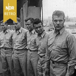 V.l.n.r: Klaus Fredrichs, Karl-Otto Dummer, Karl Heinz Kraaz, Volker Anders und Hans Georg Wirth, fünf der sechs Überlebenden, nach Ankunft im Hafen von Casablanca, 28.09.1957.