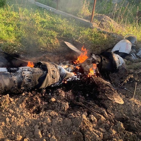 Auf diesem von der Pressestelle der ukrainischen Polizei zur Verfügung gestellten Foto sind nach einem nächtlichen Raketenangriff in der Region Kiew Bruchstücke einer mutmaßlich russischen Rakete zu sehen, die vom ukrainischen Luftabwehrsystem abgeschossen wurde.