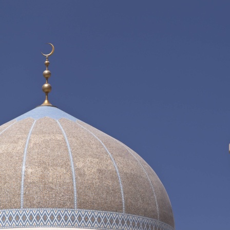 Moschee mit goldenem Halbmond und Minarett: Der Islam ist so strukturiert, dass es keine einzelne feste Autorität gibt, sondern die Verantwortung wird auf mehrere Schultern verteilt. Eine Art &#034;Papst&#034; als Oberhaupt gibt es nicht.