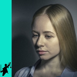 Portraitfoto einer jungen Frau von der Seite