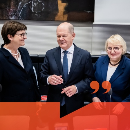 Saskia Esken (l-r), SPD-Bundesvorsitzende, Bundeskanzler Olaf Scholz (SPD), Katja Mast, erste Parlamentarische Geschäftsführerin der SPD-Bundestagsfraktion | Bild: dpa-Bildfunk/Christoph Soeder