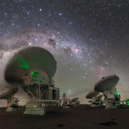 Die Teleskoanlage ALMA in Chile, über die sich das Band der Milchstraße spannt