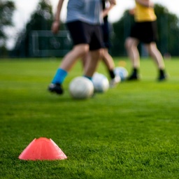 Kinder auf dem Fußballplatz