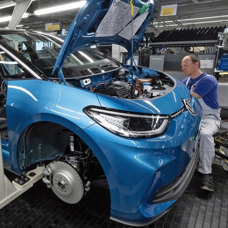 Ein Modell der neuen Generation des ID.3 wird im Werk von Volkswagen in Zwickau montiert.