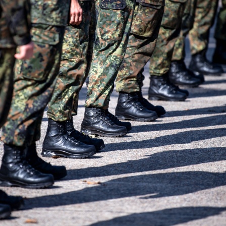 Soldaten der Bundeswehr stehen auf dem Appellplatz.