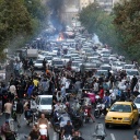 21.09.2022, Iran, Tehran: Demonstranten skandieren während eines Protestes in der Innenstadt von Teheran Parolen gegen den Tod der 22-jährigen Iranerin Mahsa Amini