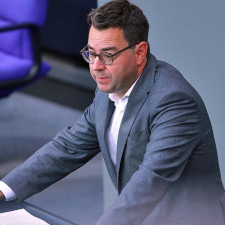 Der Grünen-Politiker Sebastian Schäfer spricht im Bundestag.