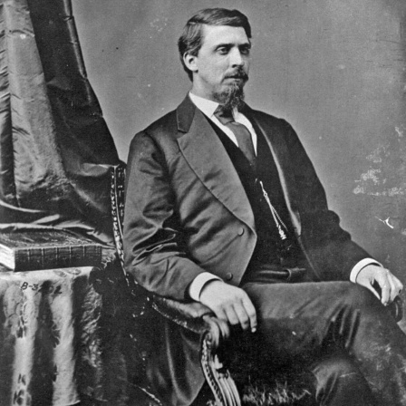 Historische Fotografie zeigt Isaac Charles Parker im Sessel