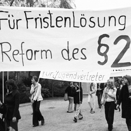 Frauen demonstrieren auf der Mai-Demonstration des Deutschen Gewerkschaftsbundes (DGB) am 1. Mai 1973 in Dortmund für die Fristenlösung bei der Reform des § 218.