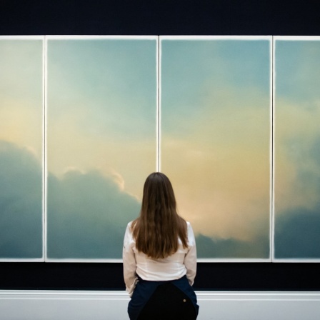 Eine Galerie-Assistentin des Auktionshauses Sotheby’s sitzt vor dem Gemälde Wolken (Fenster) von Gerhard Richter aus dem Jahr 1970.