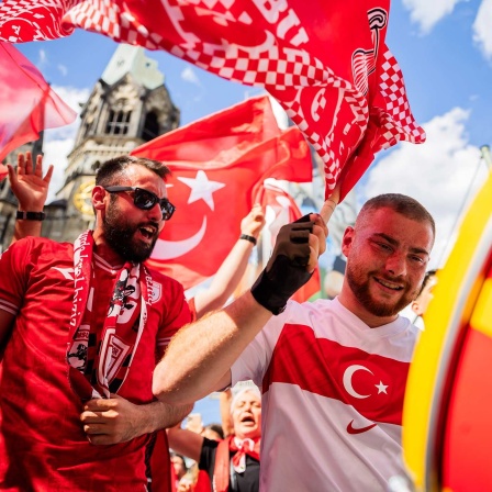 Türkei-Fans versammeln sich vor Spielbeginn zu einem Fantreffen am Breitscheidplatz bei der Kaiser-Wilhelm-Gedächtniskirche.