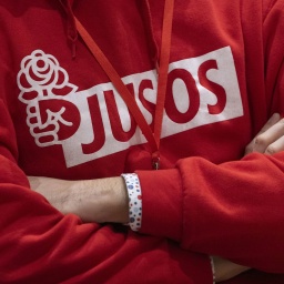 Eine Person trägt einen Kapuzenpullover mit der Aufschrift "JUSOS". Symbolbild