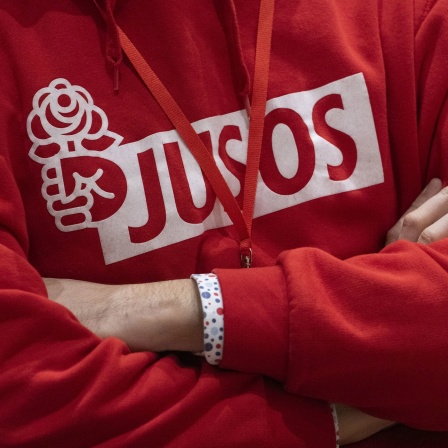 Eine Person trägt einen Kapuzenpullover mit der Aufschrift "JUSOS". Symbolbild