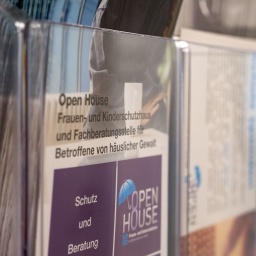 Für Betroffene von häuslicher Gewalt: Flyer stecken im Eingangsbereich einer Beratungsstelle; © picture alliance/dpa/Marijan Murat