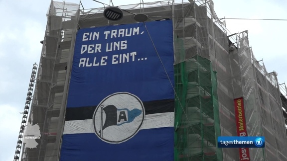 Tagesthemen - Bielefeld Fiebert Dem Dfb-pokalfinale Entgegen. Wir Haben Uns Umgeschaut In Der Stadt, Die In Den Vereinsfarben Der Arminia Geschmückt Ist.
