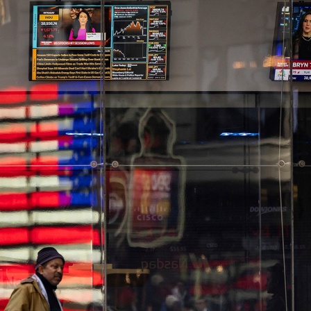 Ein Bildschirm zeigt den S&P 500 Kurs an der Nasdaq MarketSite in New York.