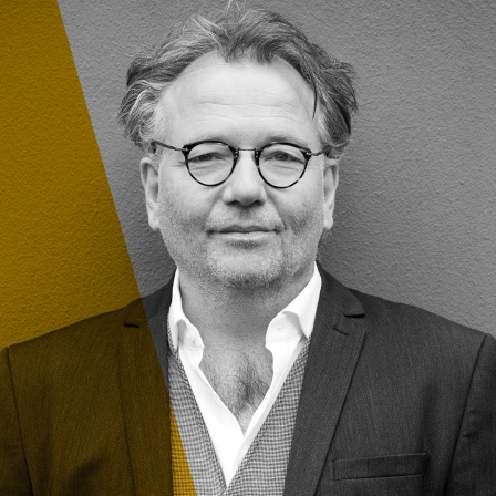 Das Autorenporträt des ARD Radiofeature "Die Ruinen des René Benko" zeigt den Autor Georg Wellmann