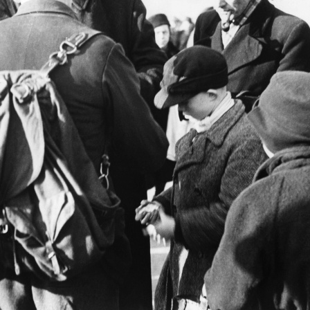 Auf dem Berliner Schwarzmarkt 1947 sind auch Kinder unterwegs
