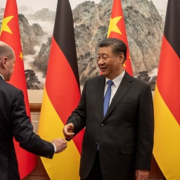 Bundeskanzler Olaf Scholz (SPD) wird von Xi Jinping, Staatspräsident von China, im Staatsgästehaus empfangen. In den Gesprächen geht es unter anderem um wirtschaftlichen Protektionismus.