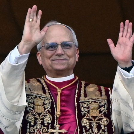 Papst Leo auf dem Balkon des Petersdom