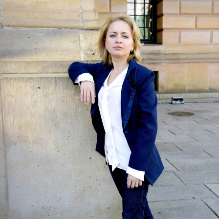 Die Musikerin, Dirigentin Anna Skryleva am Schauspielhaus auf dem Gendarmenmarkt in Berlin.