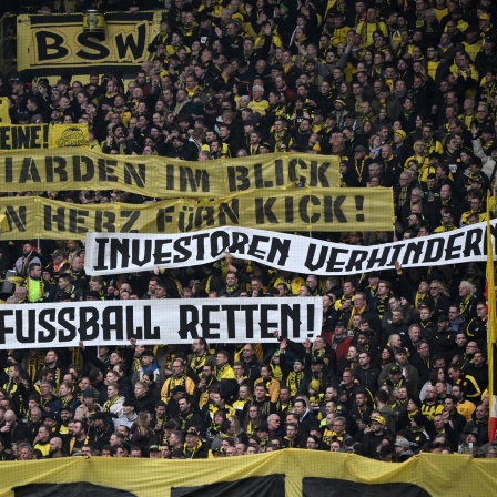 BVB-Fans mit einem Plakat gegen den DFL-Investorendeal