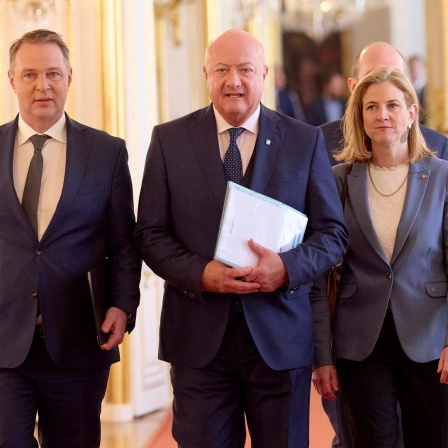 Von links: der Bundesparteivorsitzende der SPÖ, Andreas Babler, ÖVP-Bundesparteiobmann Christian Stocker und die NEOS-Vorsitzende Beate Meinl-Reisinger in der Bundespräsidentschaftskanzlei in Wien.