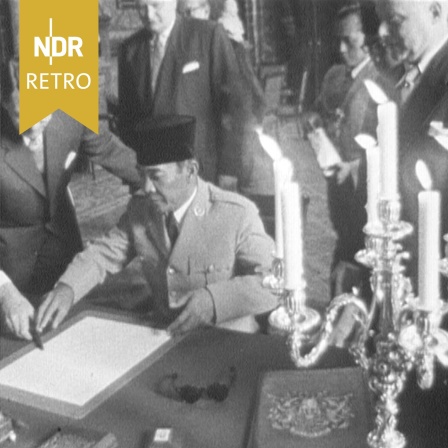 Indonesischer Staatspräsident Sukarno trägt sich ins Goldene Buch ein, Hamburger Rathaus, Juni 1956.