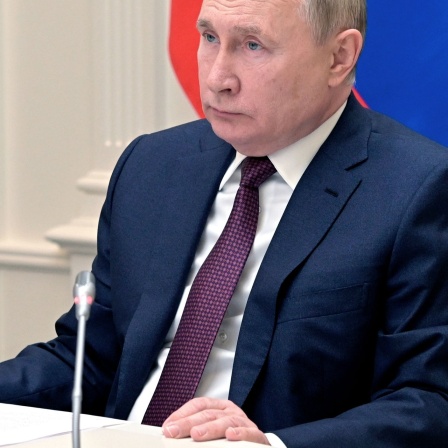 Wladimir Putin, Präsident von Russland, verfolgt per Videokonferenz militärische Übungen mit dem belarussischen Präsidenten Lukaschenko.
