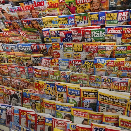 Eine Regalwand voller Boulevardzeitungen