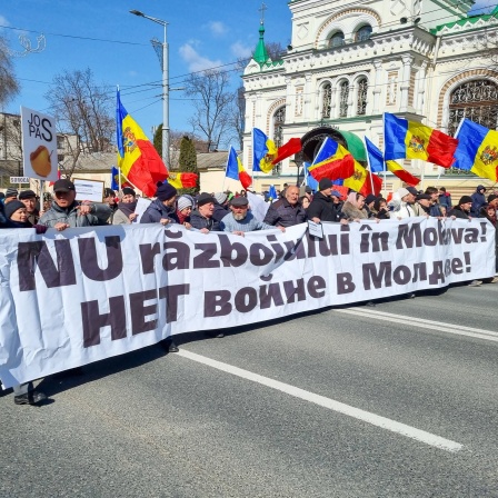 Menschen marschieren im März 2023 mit einem Transparent, auf dem &#034;Nein zum Krieg in Moldau&#034; steht durch die Straßen der Hauptstadt Chișinău. In der früheren Sowjetrepublik Moldau haben Tausende Menschen gegen die proeuropäische Regierung und hohe Gaspreise demonstriert.