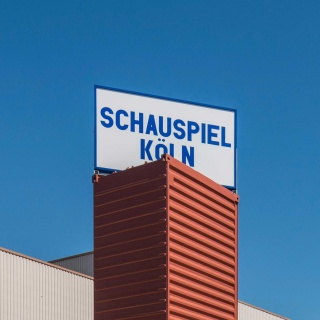 Außenansicht Gebäude, Eingang mit Schriftzug "Schauspiel Köln".