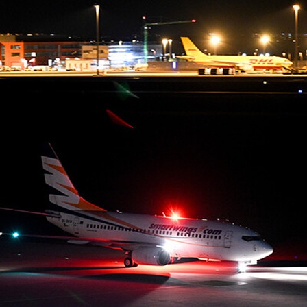 Ein Flugzeug landet auf dem Flughafen Leipzig/Halle. Mit der Maschine sind ehemalige Ortskräfte deutscher Institutionen aus Afghanistan in Leipzig gelandet.