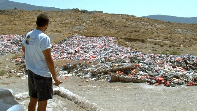 Berge von Rettungswesten finden sich auf dieser Müllhalde auf Lesbos. Jede Rettungsweste ist eine Geschichte, sagt Farshad. Er ist für die NGO Light House Relief auf Lesbos. Die Organisation empfängt Flüchtlinge an der Küste und erstversorgt sie.