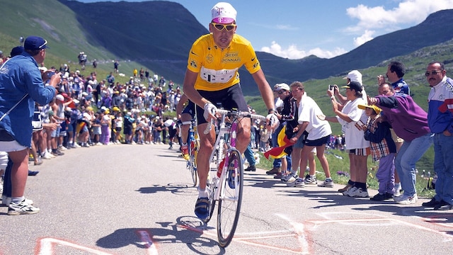Jan Ullrich führt bei der Tour de France 1997 das Fahrerfeld im Gelben Trikot an.