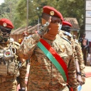 Burkina Fasos Übergangspräsident (außerhalb der Verfassungsordnung) Ibrahim Traoré und weitere Militärs mit halbverdecktem Gesicht.