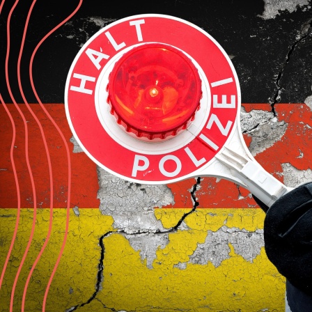 Winkerkelle mit rotem Signallicht und der Aufforderung "HALT POLIZEI"