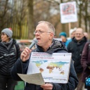 Jörg Alt spricht bei einer Demo vor dem Tagungshotel der Innenministerkonferenz in Solidarität mit der Letzten Generation und für Klimaschutz in München in ein Mikrofon.