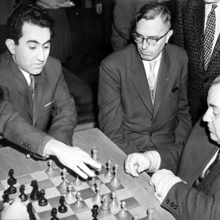 Der niederländische Schachgroßmeister und Weltmeister von 1935, Max Euwe (Mitte)