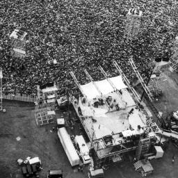 Luftbild: Tausende Fans haben sich 1969 vor der Bühne des Woodstock-Festivals versammelt