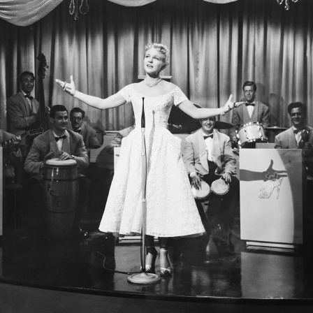 Die Jazz-Sängerin Peggy Lee um 1952